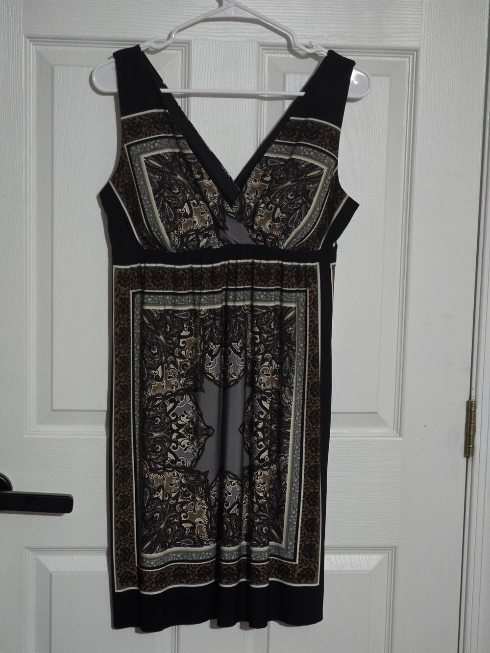 Sleeveless V-Neck Midi Dress in Black and Brown